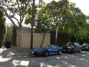 1308 N Flores St in West Hollywood, CA - Building Photo - Building Photo