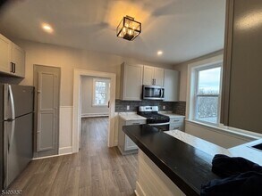 230 Watchung Ave, Unit 5 in West Orange, NJ - Foto de edificio - Building Photo