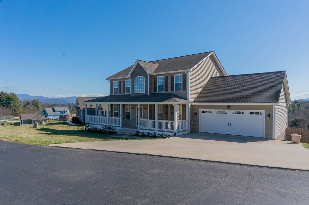 21 Horizon Way in Alexander, NC - Building Photo