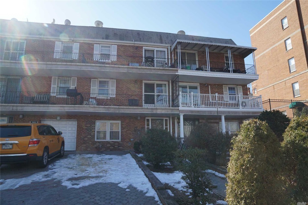 164-48 84th Ave in Queens, NY - Building Photo