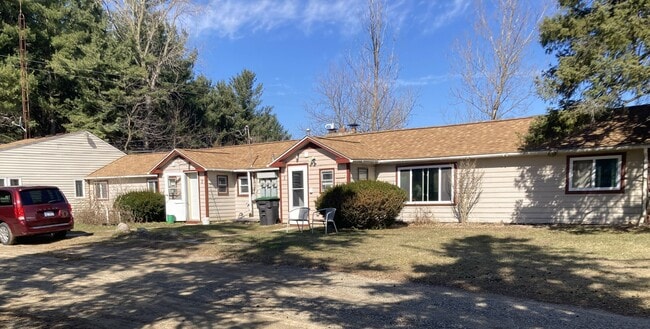 1589 N Saginaw St, Unit A in Lapeer, MI - Building Photo - Building Photo