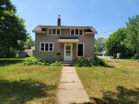 455 N 4th St in River Falls, WI - Building Photo