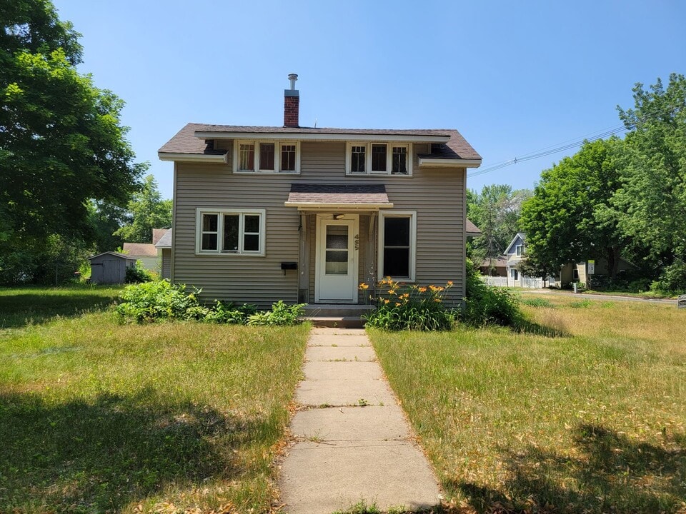 455 N 4th St in River Falls, WI - Foto de edificio