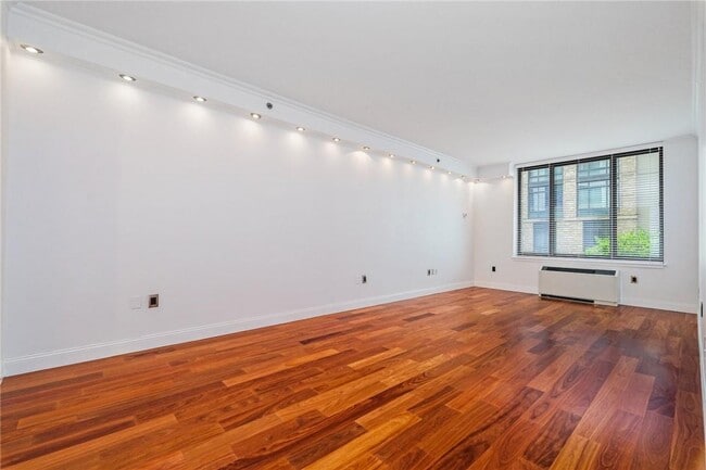 10 City Pl in White Plains, NY - Building Photo - Building Photo
