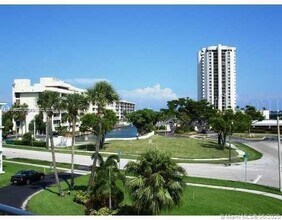 1631 NE 114th St in Miami, FL - Foto de edificio - Building Photo