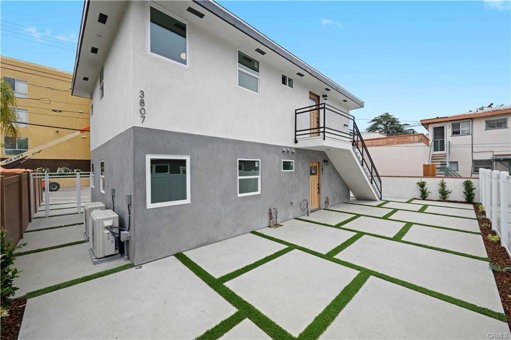 3805 W Heffron Dr in Burbank, CA - Building Photo