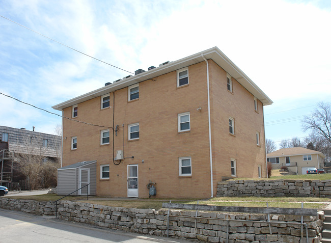 4676 Harrison St in Omaha, NE - Foto de edificio - Building Photo