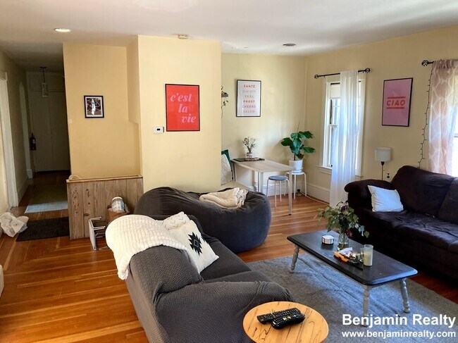36 Beaconsfield Rd, Unit 2 in Brookline, MA - Foto de edificio - Building Photo