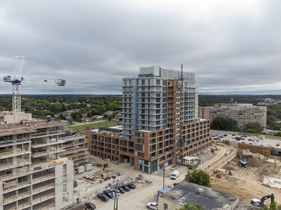 The Davis Residences in Newmarket, ON - Building Photo