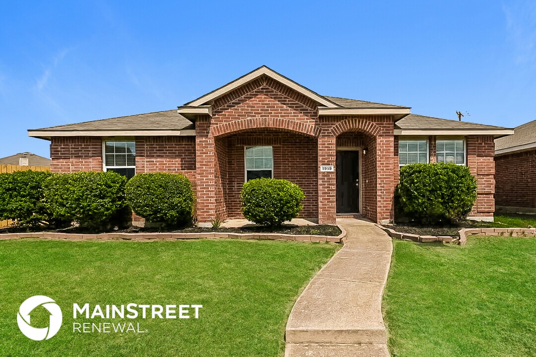 1919 Tulia St in Lancaster, TX - Building Photo