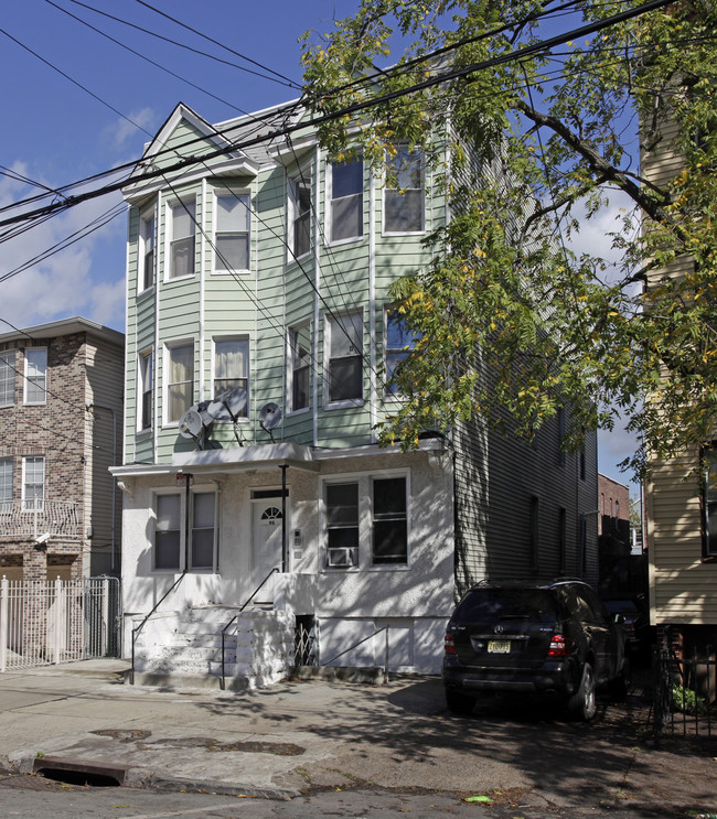 96 Stevens Ave in Jersey City, NJ - Foto de edificio - Building Photo