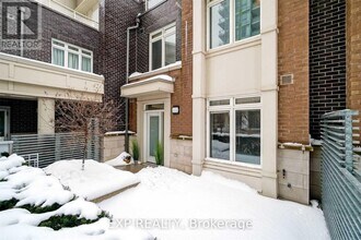 370 Square One Dr in Mississauga, ON - Building Photo - Building Photo