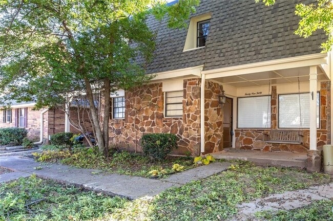 property at 2930 Colonial Ln
