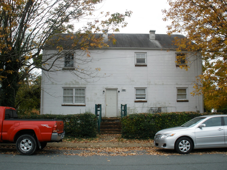 818 Rose Hill Dr in Charlottesville, VA - Building Photo