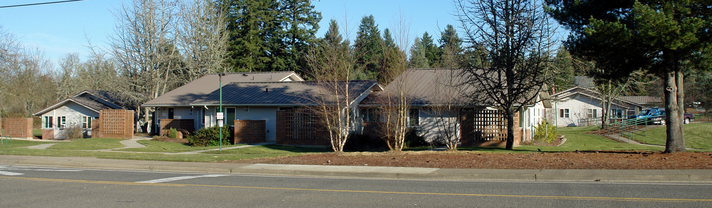 Veneta Villa in Veneta, OR - Building Photo