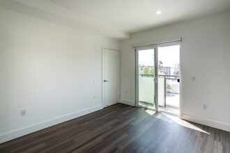 1450 S Barrington Ave in Los Angeles, CA - Building Photo - Building Photo