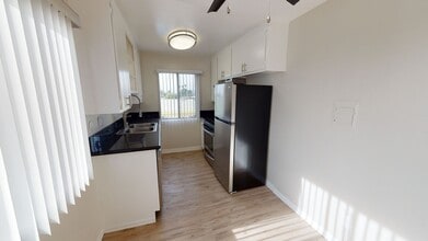 Royal Terrace Apartments in Los Angeles, CA - Building Photo - Interior Photo