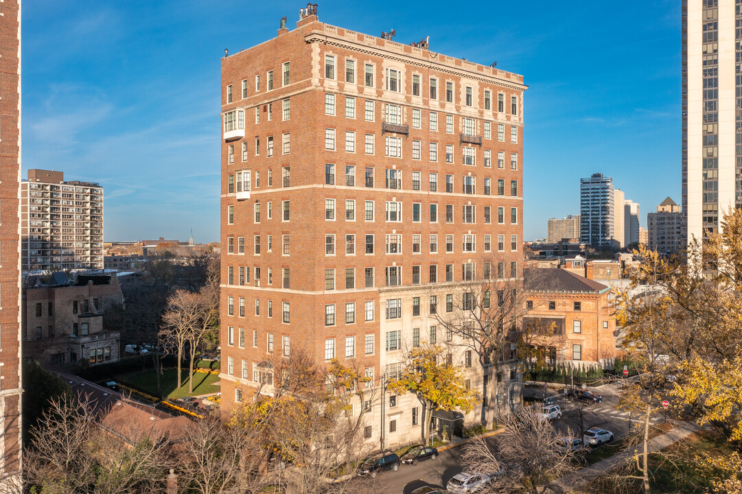 2450 N Lakeview Ave in Chicago, IL - Foto de edificio