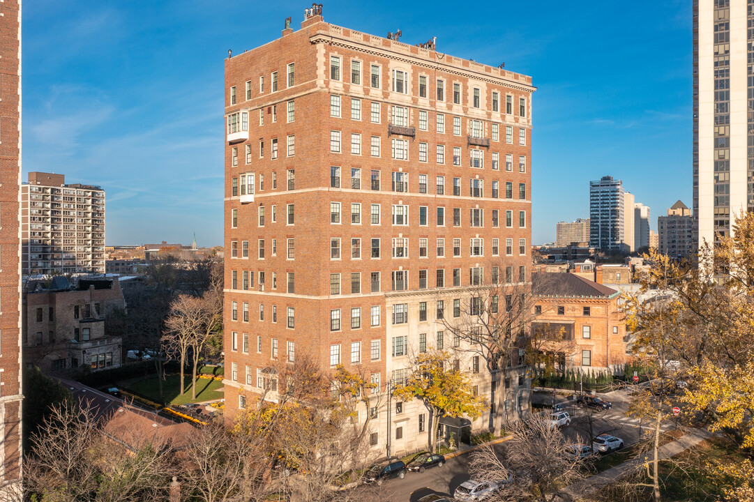 2450 N Lakeview Ave in Chicago, IL - Building Photo