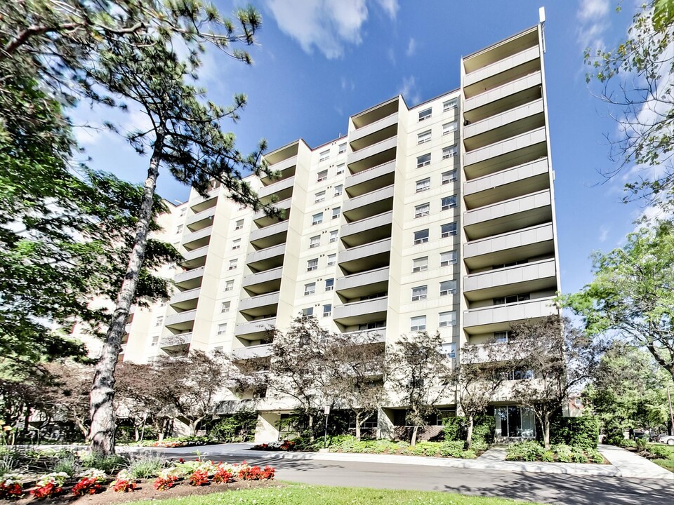 Bromsgate Apartments in Mississauga, ON - Building Photo