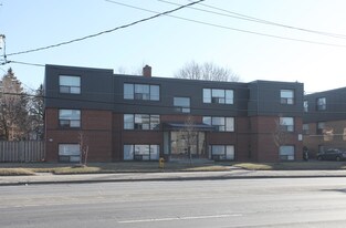 2423 Keele St in Toronto, ON - Building Photo