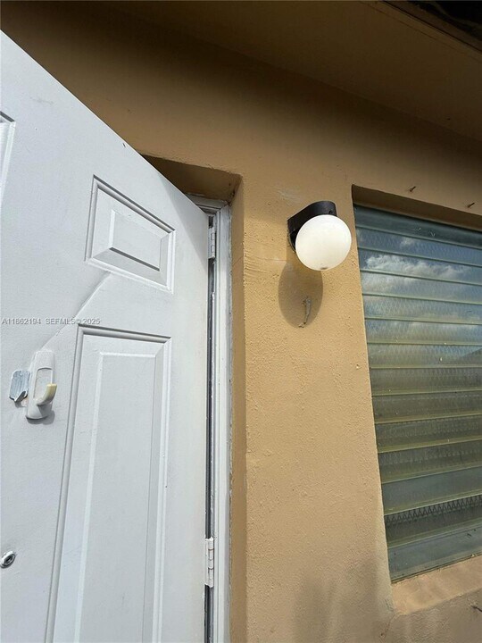 361 Sharar Ave in Opa Locka, FL - Foto de edificio