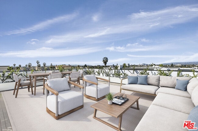 property at 521 N Gramercy Pl