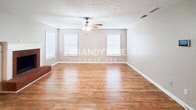 1028 Levista Dr in Locust Grove, GA - Foto de edificio - Building Photo