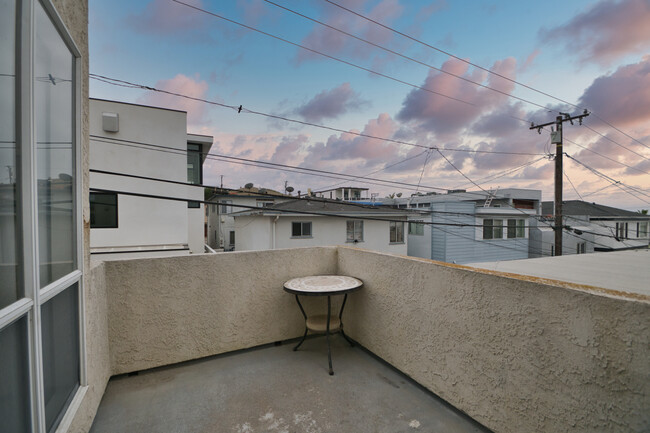 444 Rosecrans Ave in Manhattan Beach, CA - Building Photo - Building Photo