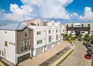 5866 E Post Oak Ln in Houston, TX - Building Photo - Building Photo