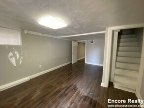 200 Banks St, Unit #B in Cambridge, MA - Building Photo - Building Photo
