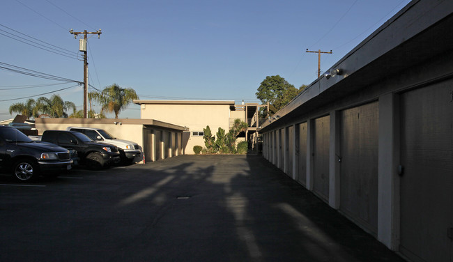 2035 Fullerton Ave in Costa Mesa, CA - Building Photo - Building Photo