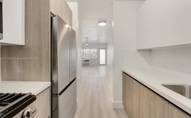 1038 11th St in Miami Beach, FL - Building Photo - Building Photo