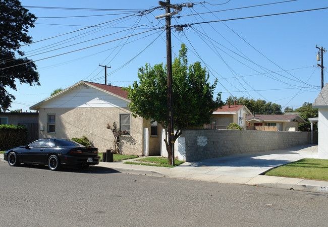 217-223 E A St in Port Hueneme, CA - Foto de edificio - Building Photo