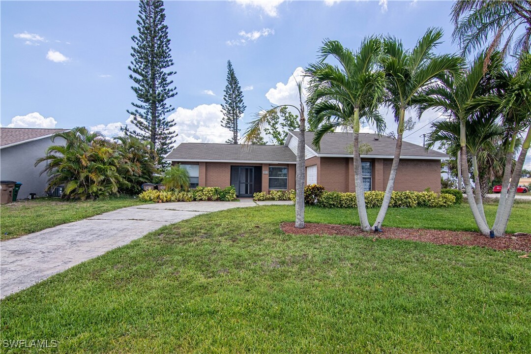 1913 SE 15th Pl in Cape Coral, FL - Building Photo