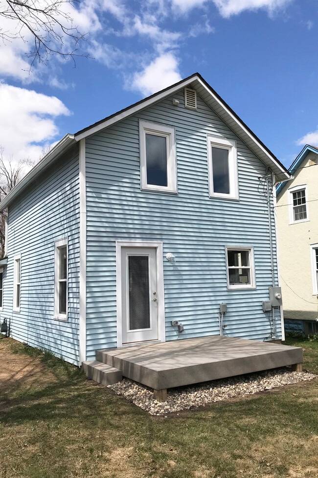 206 N Hickory St in Chaska, MN - Foto de edificio - Building Photo