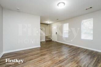 2007 Sandbrook Ct SW in Atlanta, GA - Foto de edificio - Building Photo