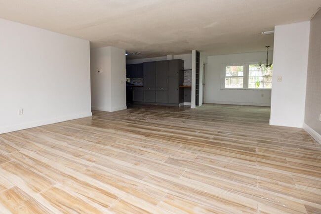 1505 New Bedford Dr in Sun City Center, FL - Building Photo - Building Photo