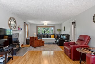 8 Scott Rd in Littleton, MA - Foto de edificio - Building Photo