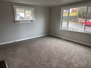 256 4th St in Astoria, OR - Building Photo - Building Photo