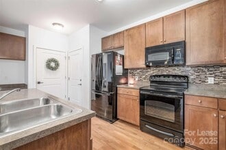 630 Calvert St, Unit 409 in Charlotte, NC - Foto de edificio - Building Photo