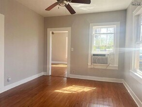 2206 Avenue E, Unit 103 in Wichita Falls, TX - Building Photo - Building Photo