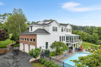 35 Lake Ridge Rd in Southbury, CT - Building Photo - Building Photo