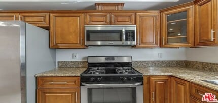 2020 Hillcrest Dr in Los Angeles, CA - Building Photo - Building Photo