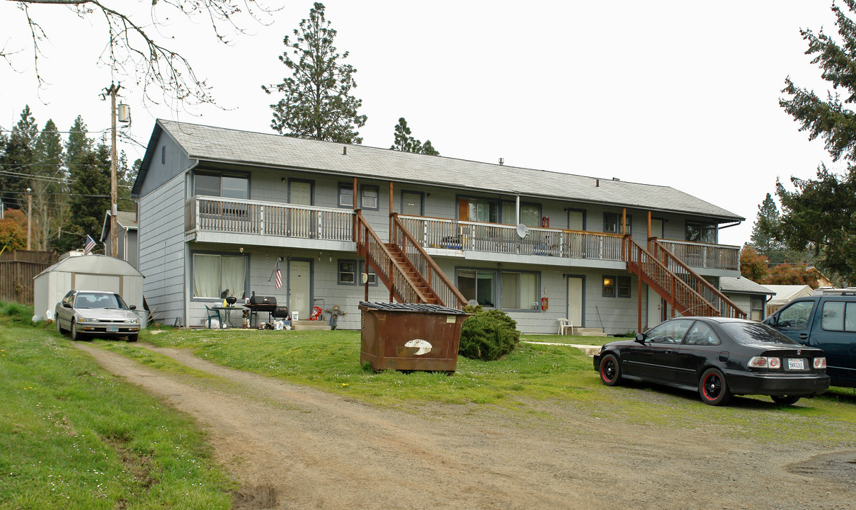 645 First Ave in Sutherlin, OR - Foto de edificio