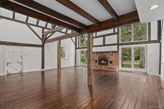 142 E Middle Patent Rd in Bedford, NY - Building Photo - Building Photo