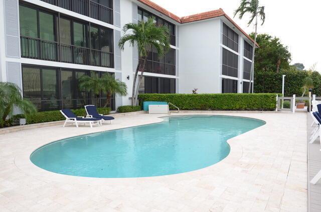 220 Lake Dr, Unit 205 in Palm Beach Shores, FL - Foto de edificio - Building Photo