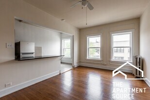 2712 N Milwaukee Ave in Chicago, IL - Building Photo