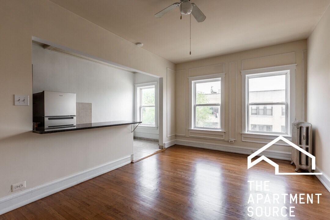 2712 N Milwaukee Ave in Chicago, IL - Building Photo