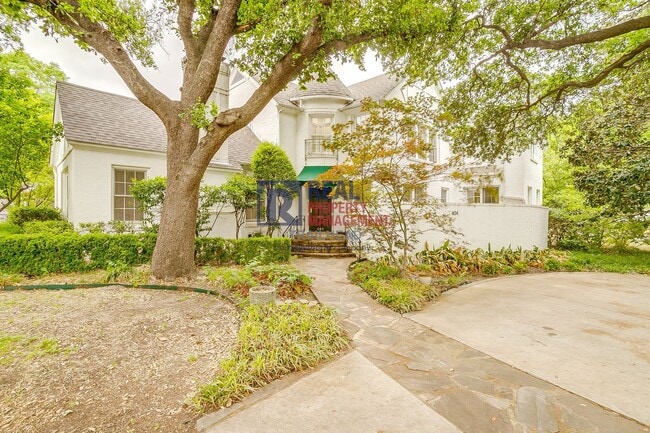 404 Monticello Dr in Fort Worth, TX - Foto de edificio - Building Photo